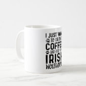 Ik wil gewoon koffie Drinken en mijn Wolfshond aai Koffiemok (Voorkant links)