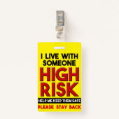 Ik woon met iemand met een hoge risico-achterbadge badge (Voorkant met clip)