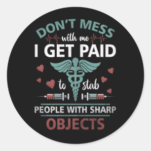 Ik word betaald om mensen neer te steken, grappige ronde sticker