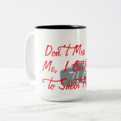 Ik word betaald om mensen te schieten. tweekleurige koffiemok (Voorkant links)