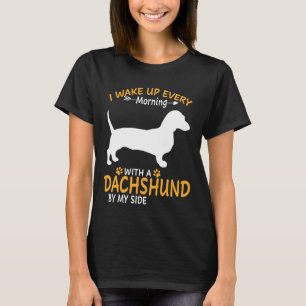 Ik word elke ochtend wakker met een teckel aan mij t-shirt