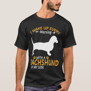 Ik word elke ochtend wakker met een teckel aan mij t-shirt