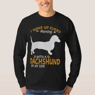 Ik word elke ochtend wakker met een teckel aan mij t-shirt