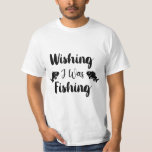 Ik wou dat ik een grappig citaat-T-Shirt aan het v T-shirt<br><div class="desc">Penseelscripttypografie Wishing I was vissen</div>