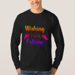 Ik wou dat ik een grappig citaat-T-Shirt aan het v T-shirt<br><div class="desc">Penseelscripttypografie Wishing I was vissen</div>