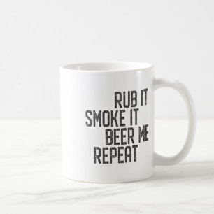 Ik wrijf mijn vlees bbq roker grillmaster bier me koffiemok