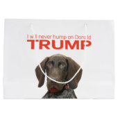 Ik zal nooit met Donald Trump meegaan. Large Cadeautasje (Achterkant)