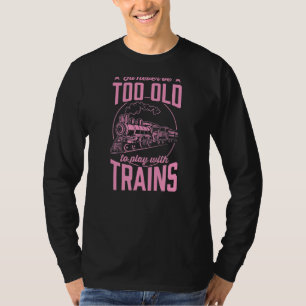 Ik zal nooit te oud zijn om met treinen te spelen. t-shirt