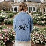 Ik zei ja bruiloft Verloving typografie Denim Jacket<br><div class="desc">I Said Yes Wedding Verloving Typography Denim Jackets bevat de tekst "I said yes" in een moderne scripttypografie met een verlovingen ring. Ontworpen door Evco Studio www.zazzle.com/store/evcostudio</div>