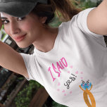 Ik zei ja dat Typografie Bride Ring cartoon was T-shirt<br><div class="desc">Een briljante manier om iedereen je spannende nieuws te laten kennen,  dit leuke design heeft een typografie die ik ja zei met een Cute cartoon ringmotief.</div>