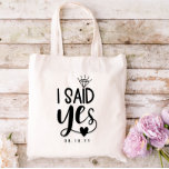Ik zei ja Diamond & Heart, datum Verloving toevoeg Tote Bag<br><div class="desc">Ik zei ja canvas tas voor de toekomstige mevrouw met een charmante typografische vormgeving met een diamant die de i en een klein hart onder de ja gestikt. De canvas tas van de planningtypografie van het huwelijk voor de bruid om te zijn. Bride om canvas tas te zijn, zei ik...</div>