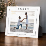 IK ZEI JA! Moderne foto verloving keepsake Fotoplaat<br><div class="desc">Ik zei ja Eenvoudig zwart-wit moderne foto plaque keepsake met twee tekst sjablonen Een gezegde Ik zei ja op de top van uw verloving foto en aan de onderkant kunt u de datum van het voorstel toe te voegen.</div>