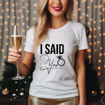 "Ik zei ja" - Vrijgezellenfeest Tri-Blend Shirt<br><div class="desc">Het rendy en het kikkerige ontwerp van de brugpartij in een mooie manuscriptdoopvont.</div>
