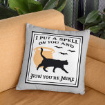 Ik zet je zwart Halloween kat op een spell Kussen<br><div class="desc">Celebrate Halloween in stijl met dit spookachtige plezier "Ik heb een spreuk op je gezet en nu ben je van mij" citaat gooi kussen. Hij is voorzien van een zwarte kat met een hekscolletje en vliegende vleermuisaccenten met een stijlvolle typografie. Tweezijdig ontwerp in zwarte, witte, bleke oranje, en lichtgrijze kleuren...</div>