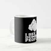 IK ZIE DUMB MENOPLE KOFFIEMOK (Voorkant links)