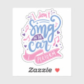 Ik zing niet in de auto die ik speel | Schattigee  Sticker (Vel)