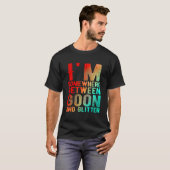 Ik zit ergens tussen Goon en Glitter Funny Humor T-shirt (Voorkant volledig)