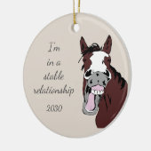 Ik zit in een Stable Relatie Fun Horse Pun Keramisch Ornament (Links)