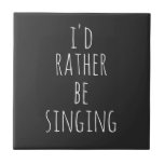 Ik zong liever een grappige citaat zwart-wit tegeltje<br><div class="desc">Ik zou liever zingen. Perfect citaat (en geschenk) voor zangers,  muzikale theaterliefhebbers,  of iedereen die graag zingt met het grappige gezegde in witte letters op een zwarte achtergrond. *Het woord zingen kan worden veranderd in wat je liever zou doen!</div>