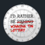 Ik zou liever Gevist zijn... De loterij winnen Dartbord<br><div class="desc">Vreemde tekst in zwart-wit en rood. Oorspronkelijk ontwerp.</div>