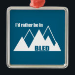 Ik zou liever in Bled Slovenie Mountain zijn Metalen Ornament<br><div class="desc">Met zijn blauwgroene meer,  de kerk van het afbeelding briefkaart,  het middeleeuwse kasteel en de nabijheid van de Juliaanse Alpen,  is Bled Slovenië een avontuurdroom. Dit geweldige  ontwerp heeft een retro-look.</div>