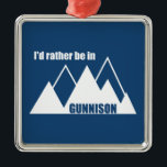 Ik zou liever in Gunnison Colorado Mountain zijn Metalen Ornament<br><div class="desc">Gunnison Colorado is een avontuurlijk paradijs,  omringd door skigebieden,  een nationaal recreatiegebied,  een nationaal park,  meren,  rivieren,  mesas en prachtige bergen. Dit geweldige  ontwerp heeft een retro-look.</div>