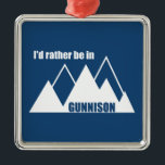 Ik zou liever in Gunnison Colorado Mountain zijn Metalen Ornament<br><div class="desc">Gunnison Colorado is een avontuurlijk paradijs,  omringd door skigebieden,  een nationaal recreatiegebied,  een nationaal park,  meren,  rivieren,  mesas en prachtige bergen. Dit geweldige  ontwerp heeft een retro-look.</div>