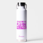 Ik zou liever volleyball Funny Custom spelen Waterfles<br><div class="desc">Ik zou liever volleybalmok spelen in gepersonaliseerd roze schrift voor een volleybalcoach of speler. Cute volleyball humor cadeau voor je team.</div>