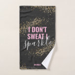 Ik zweet niet dat ik de gierige gym bespaar. handdoek<br><div class="desc">Kute girale sportkeukenhanddoek met een zwarte achtergrond,  een gouden,  dunne glitterspatroon,  het grappige gezegde "Ik zweet niet dat ik gaar" en jouw naam. Ideaal voor gebruik in sportfitness.</div>