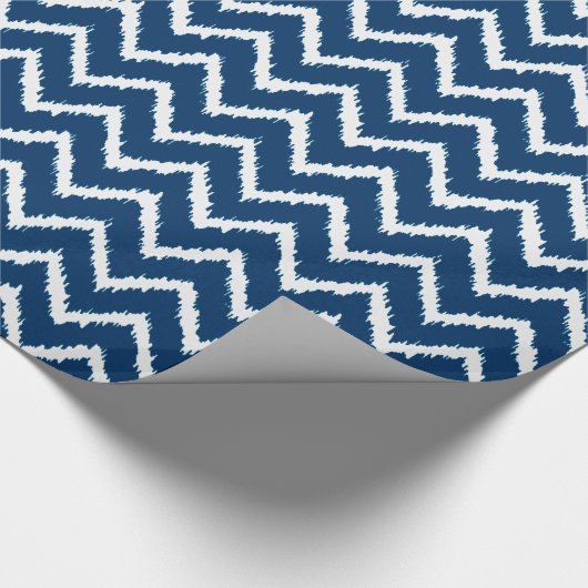 Ikat Chevron Pattern - marineblauw en wit Cadeaupapier (Hoek)