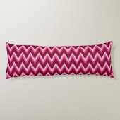 Ikat Chevron Stripes - Burqundy, Roos en roze Lichaamskussen (Achterkant)