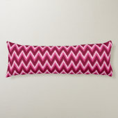 Ikat Chevron Stripes - Burqundy, Roos en roze Lichaamskussen (Voorkant)