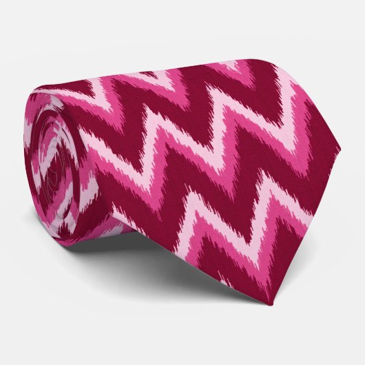 Ikat Chevron Stripes - Burqundy, Roos en roze Stropdas (Opgerold)