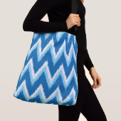 Ikat Chevron Stripes - Cobalt, Sky Blue en White Crossbody Tas (Dichtbij)