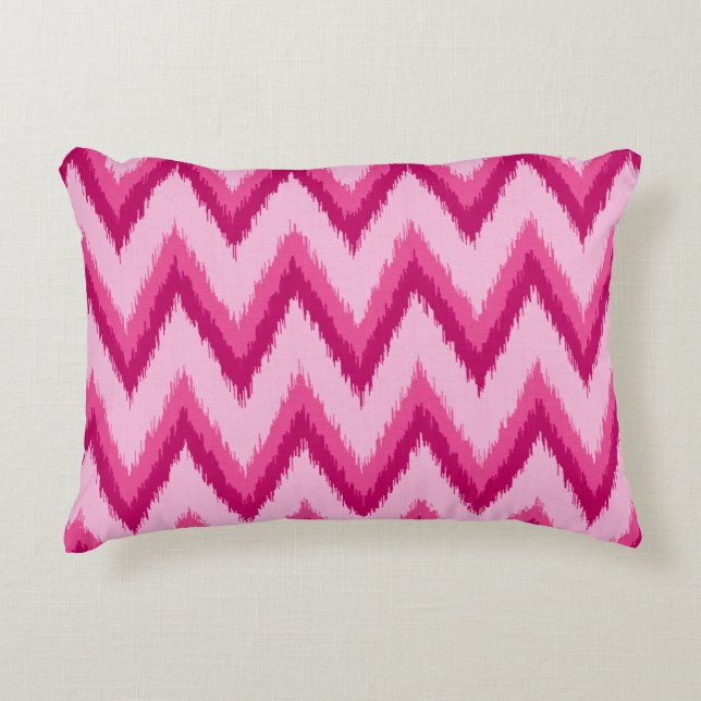 Ikat Chevron Stripes - Fuchsia and Bleek roze Accent Kussen (Voorkant)