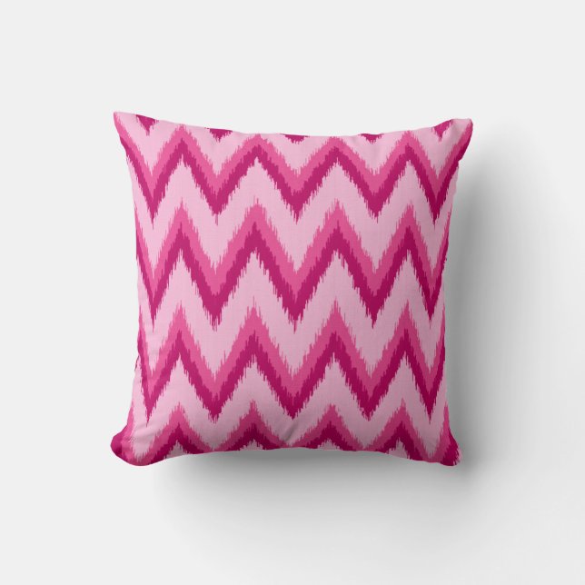 Ikat Chevron Stripes - Fuchsia and Bleek roze Kussen (Voorkant)