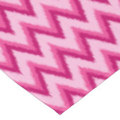 Ikat Chevron Stripes - Fuchsia and Bleek roze Tafelkleed (Gekanteld)