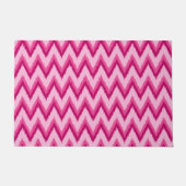 Ikat Chevron Stripes, Fuchsia en Bleek roze Deurmat (Voorkant)