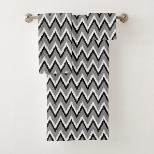 Ikat Chevron Stripes - grijs / grijs, zwart & wit Bad Handdoek (Insitu)