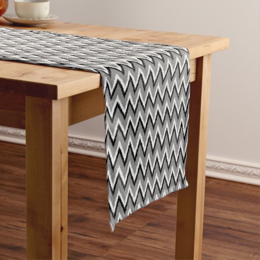 Ikat Chevron Stripes - grijs / grijs, zwart & wit Korte Tafelloper (Voorbeeld)