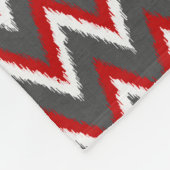 Ikat Chevron Stripes - Rood, wit en grijs / Grijs Fleece Deken (Hoek)
