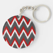 Ikat Chevron Stripes - Rood, wit en grijs / Grijs Sleutelhanger (Achterkant)