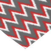 Ikat Chevron Stripes - Rood, wit en grijs / Grijs Tafelkleed (Gekanteld)