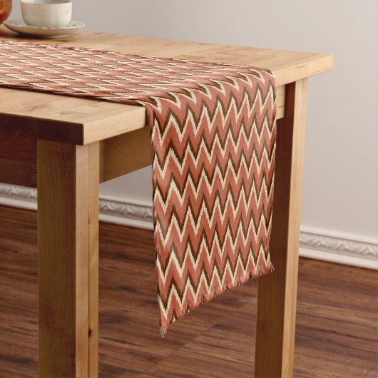 Ikat Chevron Stripes - Rust, bruin en beige Korte Tafelloper (Voorbeeld)