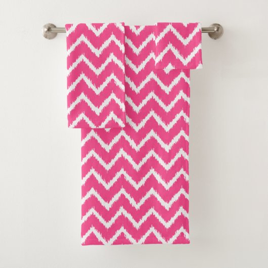 Ikat Chevrons - Deep fuchsia roze and white Bad Handdoek (Insitu)