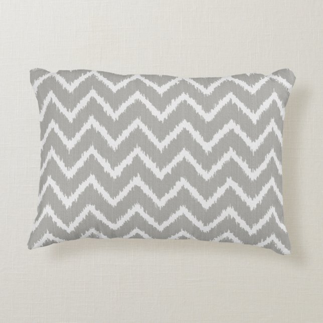 Ikat Chevrons - Zilver grijs en wit Decoratief Kussen (Achterkant)