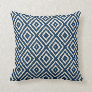 Ikat Diamond Pattern in Light Blue and Cream Kussen