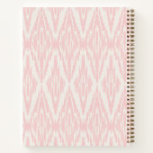 Ikat Diamond Pattern in pastelroze monogram Notitieboek (Achterkant)