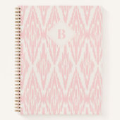 Ikat Diamond Pattern in pastelroze monogram Notitieboek (Voorkant)