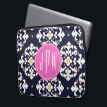 Ikat- en roze monogram laptop sleeve<br><div class="desc">Een geschenk dat gepersonaliseerd kan worden met je monogram binnen roze cirkel in het midden. Achtergrond is marineblauw en wit ikat patroon.</div>
